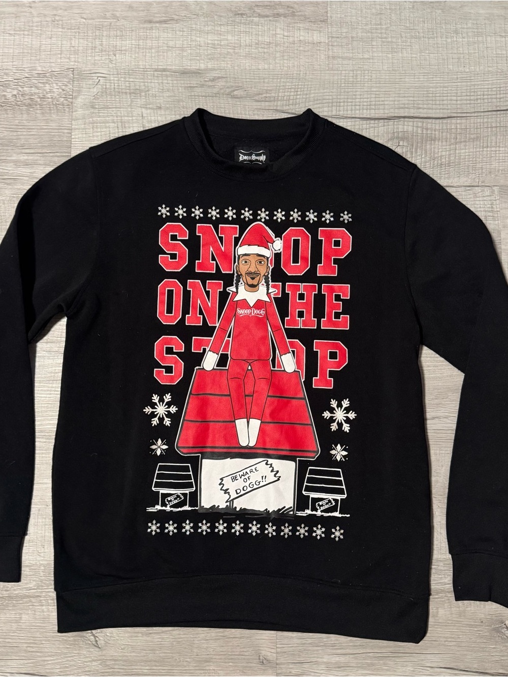 Dogg Supply by Snoop Dogg Size M Christmas Sweatshirt Snoop On The Stoop